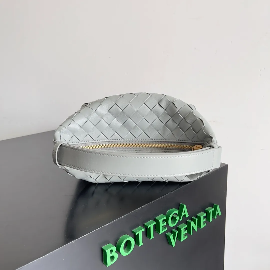 Batch 1360 It is predicted that BV Bottega’s lunch bag will be popular again this year. The entire bag is made of top nappa lambskin, which is very soft and lightweight. It also uses the intrecciato weaving process that the two founders spent several months developing from the beginning of the brand. It is completely hand-woven by Italian craftsmen. It perfectly reflects the craftsmanship of Bottega. The entire bag shape is also a very practical and popular lunch box bag type. The slightly curved arc of the bag mouth can also better fit our wrists. Style number: 754443 Size: 22*13*9
